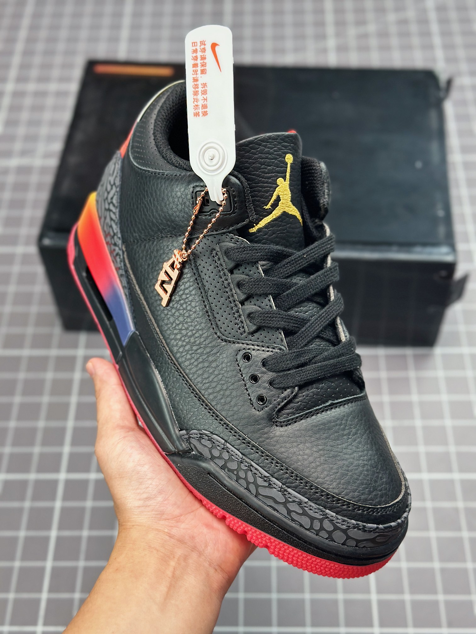 190💰
纯原【TNT】芯片感应版本
J Balvin x Jordan Air Jordan 3 "Rio"' 黑七彩
原装私磨  原厂织唛标 顶级电绣 进口头层皮 原厂乳胶鞋垫 致力打造精致。
延续Air Jordan 3的经典造型，配色方案与经典的黑水泥颇为相似，只不过却将鞋身处的黑色皮革改为红色荔枝皮。在更加鲜艳的大红色装扮下，吸睛指数爆表，同时还十分贴合「愤怒的公牛」主题，灰色鞋舌上使用红色Jumpmany Logo呈现，同时后跟处也采用Niked Air点缀，致敬元年。
货号：FN0344-001
尺码：36 36.5 37.5 38 38.5 39 40 40.5 41 42 42.5 43 44 44.5 45 46 47.5