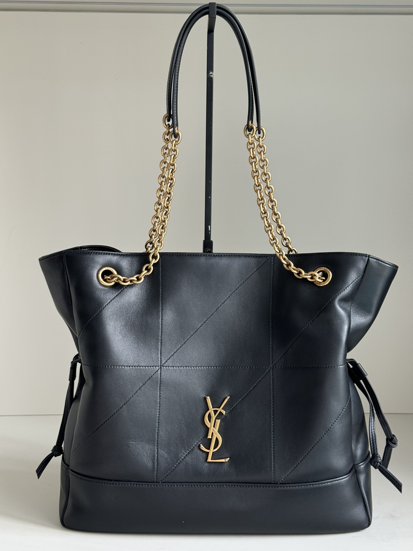 ys1 Jamie 4.3 large pochon lambskin underarm bag The designer really knows what consumers need, right? Many tote design…