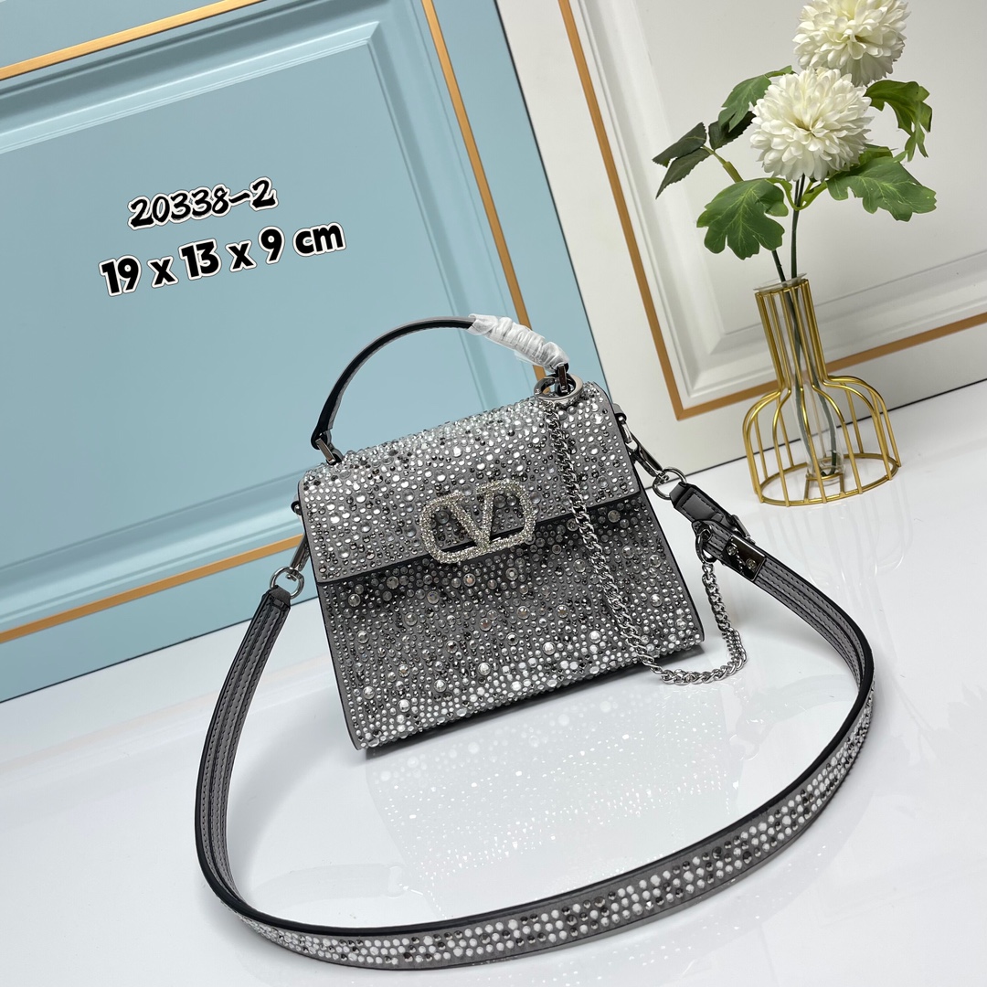 【配礼盒】🎁Valentino Garavani VSLING 迷你手提包，通体覆满施华洛世奇®仿水晶，