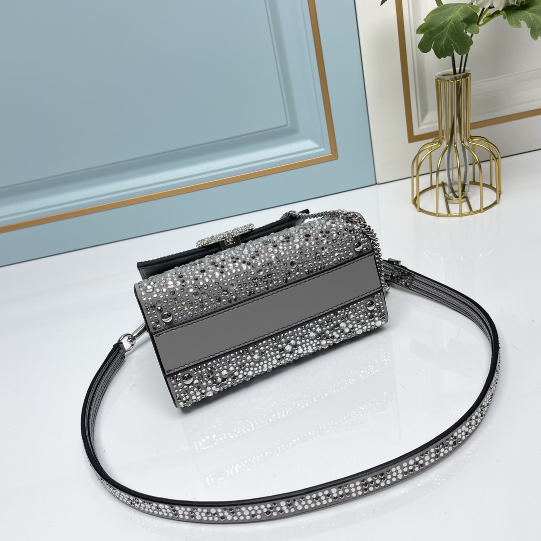 【配礼盒】🎁Valentino Garavani VSLING 迷你手提包，通体覆满施华洛世奇®仿水晶，