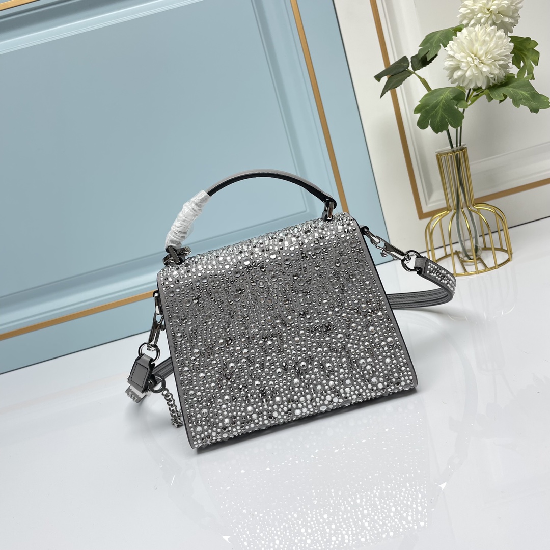 【配礼盒】🎁Valentino Garavani VSLING 迷你手提包，通体覆满施华洛世奇®仿水晶，