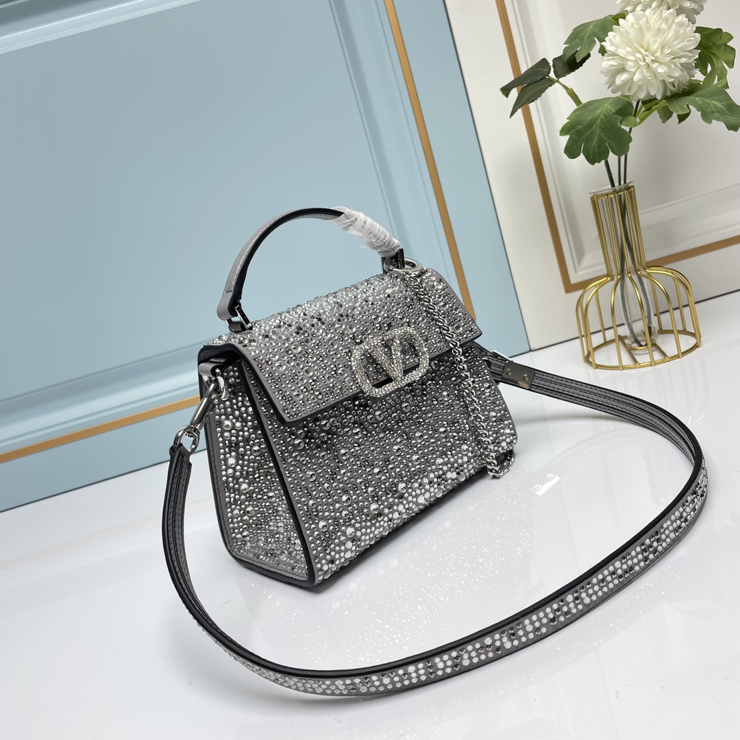 【配礼盒】🎁Valentino Garavani VSLING 迷你手提包，通体覆满施华洛世奇®仿水晶，
