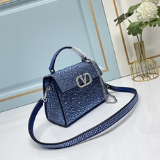 新品【配礼盒】🎁Valentino Garavani VSLING 迷你手提包,通体覆满施华洛世奇®仿水 新品【配礼盒】🎁Valentino Garavani VSLING 迷你手提包,通体覆满施华洛世奇®仿水