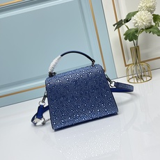 新品【配礼盒】🎁Valentino Garavani VSLING 迷你手提包,通体覆满施华洛世奇®仿水 新品【配礼盒】🎁Valentino Garavani VSLING 迷你手提包,通体覆满施华洛世奇®仿水