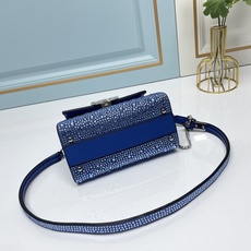 新品【配礼盒】🎁Valentino Garavani VSLING 迷你手提包,通体覆满施华洛世奇®仿水 新品【配礼盒】🎁Valentino Garavani VSLING 迷你手提包,通体覆满施华洛世奇®仿水