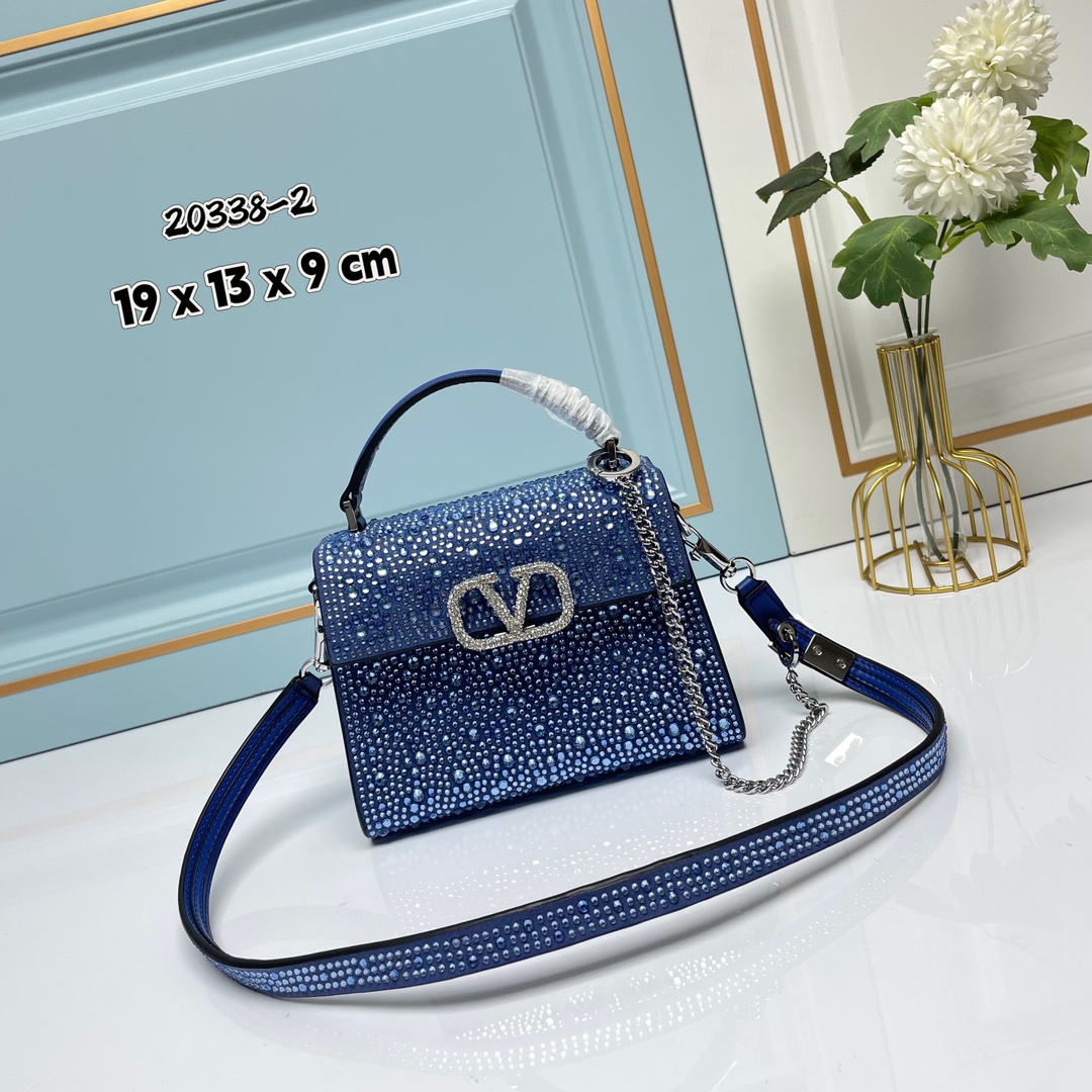 新品【配礼盒】🎁Valentino Garavani VSLING 迷你手提包，通体覆满施华洛世奇®仿水