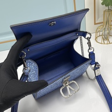 新品【配礼盒】🎁Valentino Garavani VSLING 迷你手提包,通体覆满施华洛世奇®仿水 新品【配礼盒】🎁Valentino Garavani VSLING 迷你手提包,通体覆满施华洛世奇®仿水