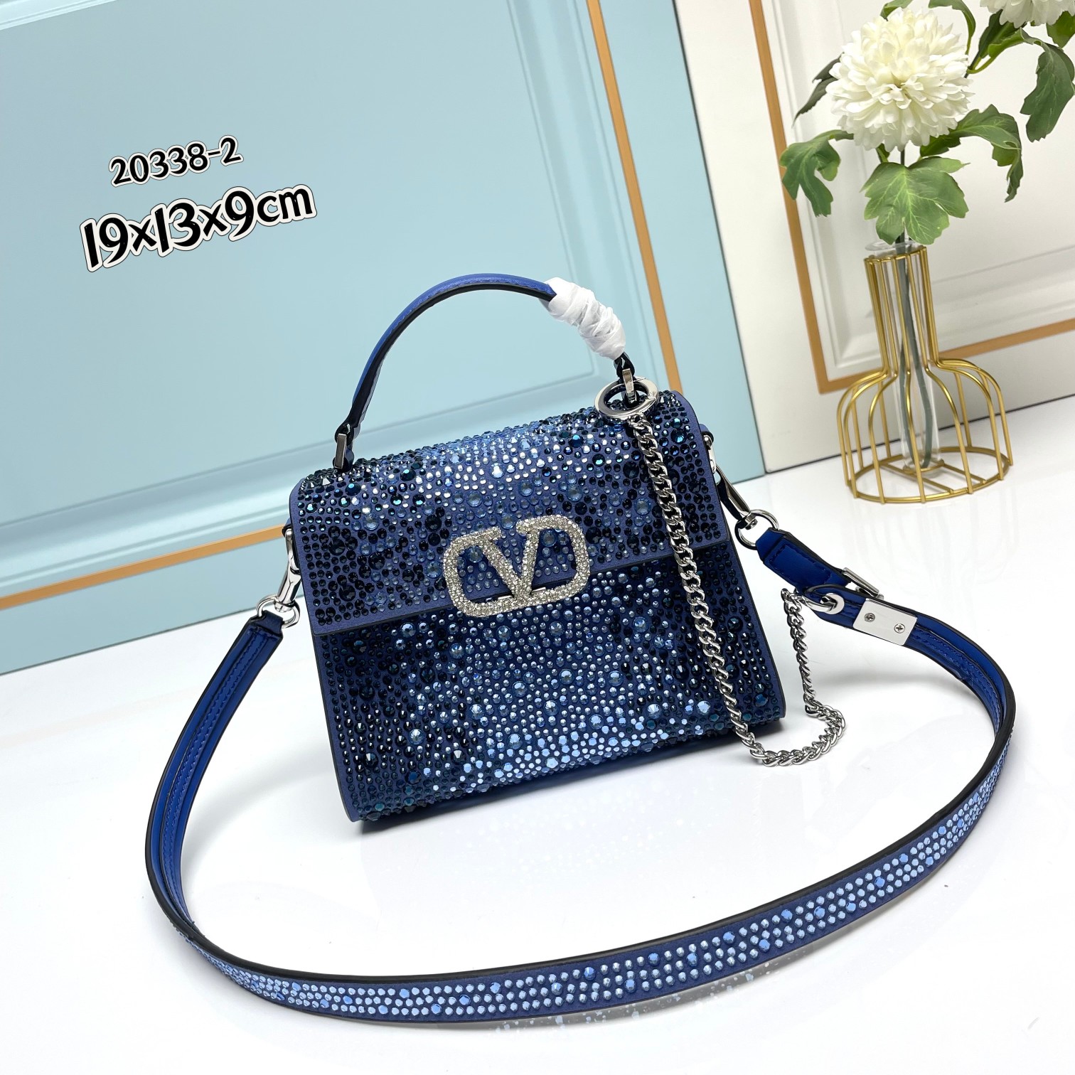 【配礼盒】🎁Valentino Garavani VSLING 迷你手提包，通体覆满施华洛世奇®仿水晶，