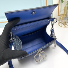 【配礼盒】🎁Valentino Garavani VSLING 迷你手提包,通体覆满施华洛世奇®仿水晶, 【配礼盒】🎁Valentino Garavani VSLING 迷你手提包,通体覆满施华洛世奇®仿水晶,