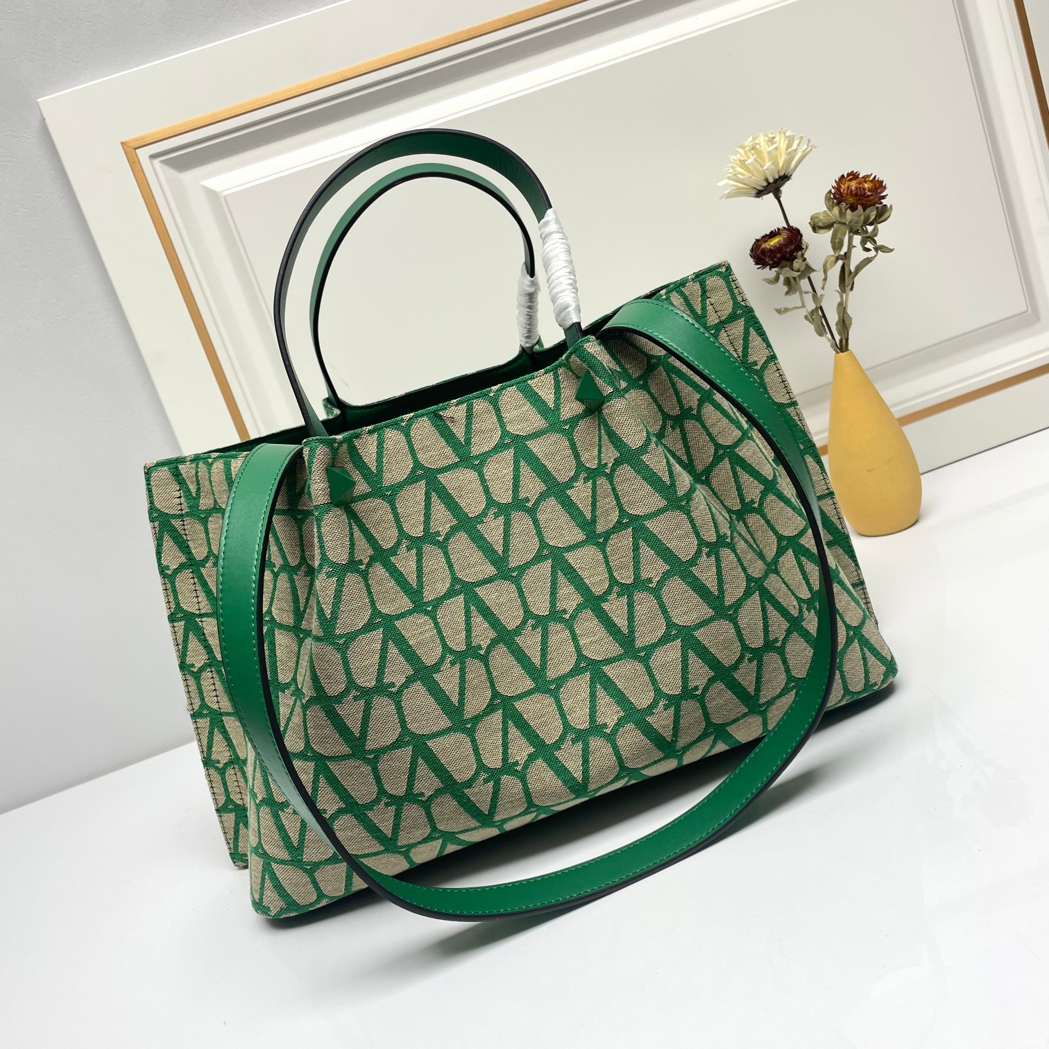 大号❤新品Valentino 2024年春夏托特包系列～托特包采用进口布材料交织形成的空隙营造出清透质感