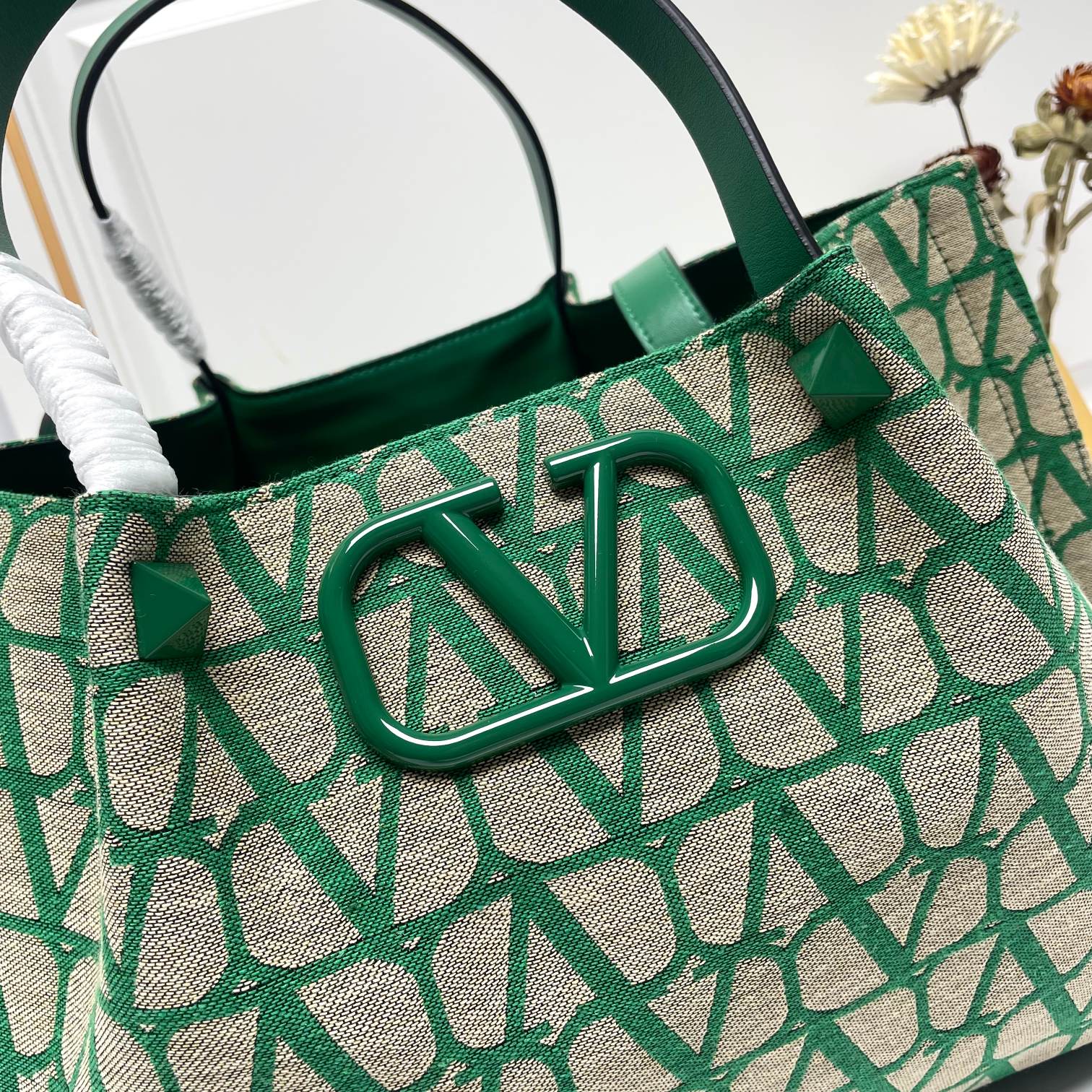 大号❤新品Valentino 2024年春夏托特包系列～托特包采用进口布材料交织形成的空隙营造出清透质感