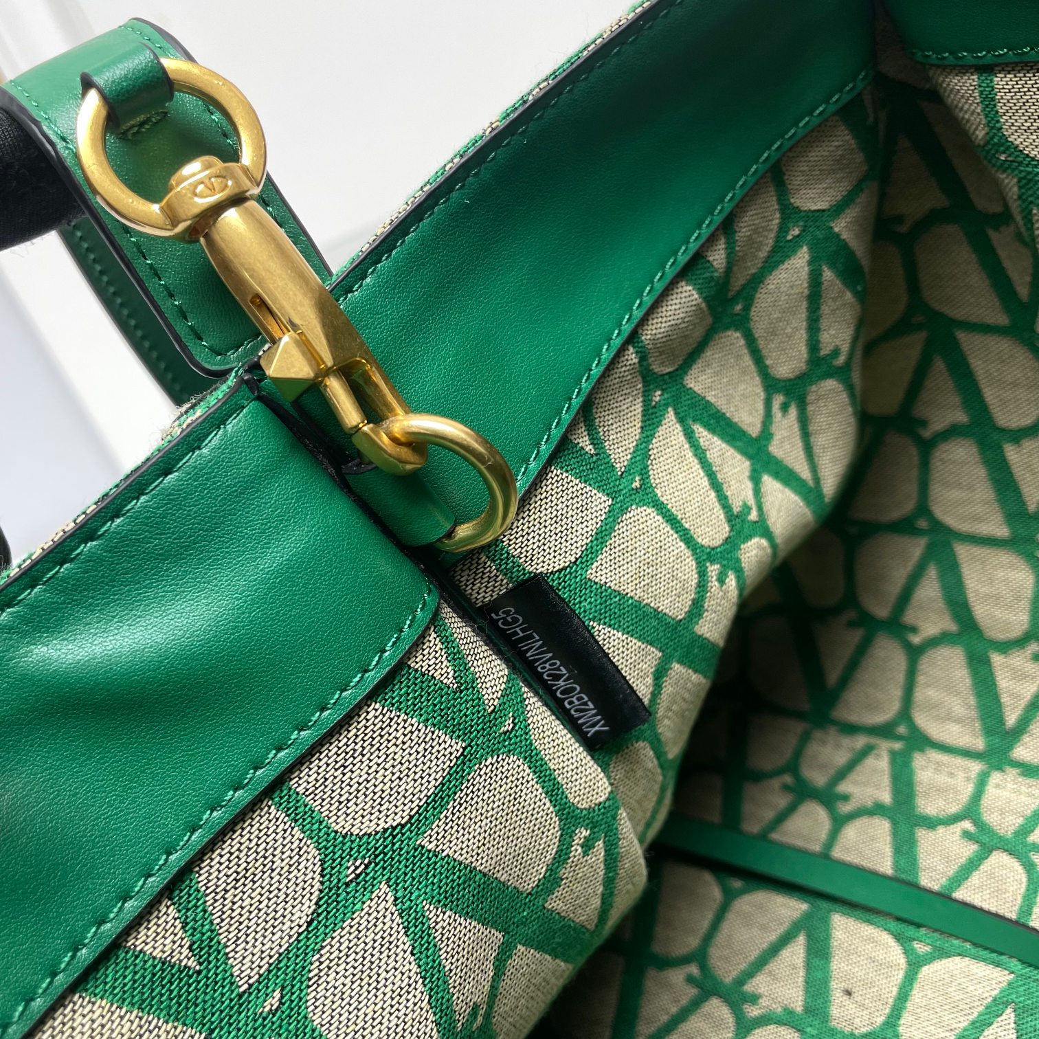 大号❤新品Valentino 2024年春夏托特包系列～托特包采用进口布材料交织形成的空隙营造出清透质感