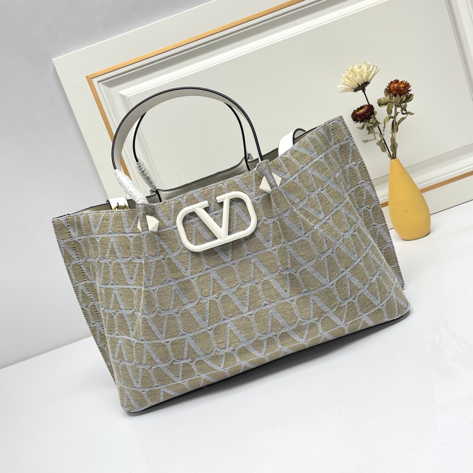 大号❤新品Valentino 2024年春夏托特包系列～托特包采用进口布材料交织形成的空隙营造出清透质感