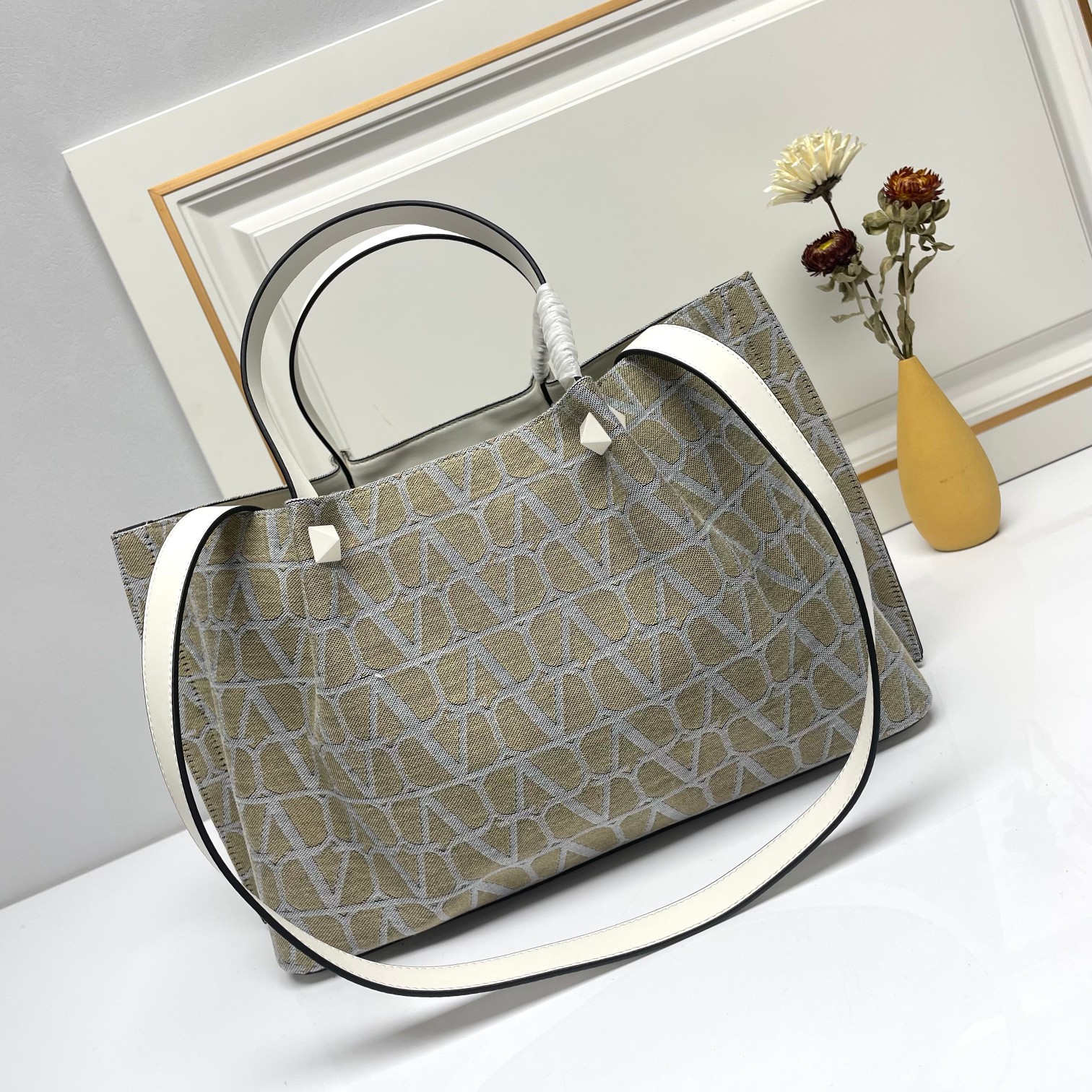 大号❤新品Valentino 2024年春夏托特包系列～托特包采用进口布材料交织形成的空隙营造出清透质感