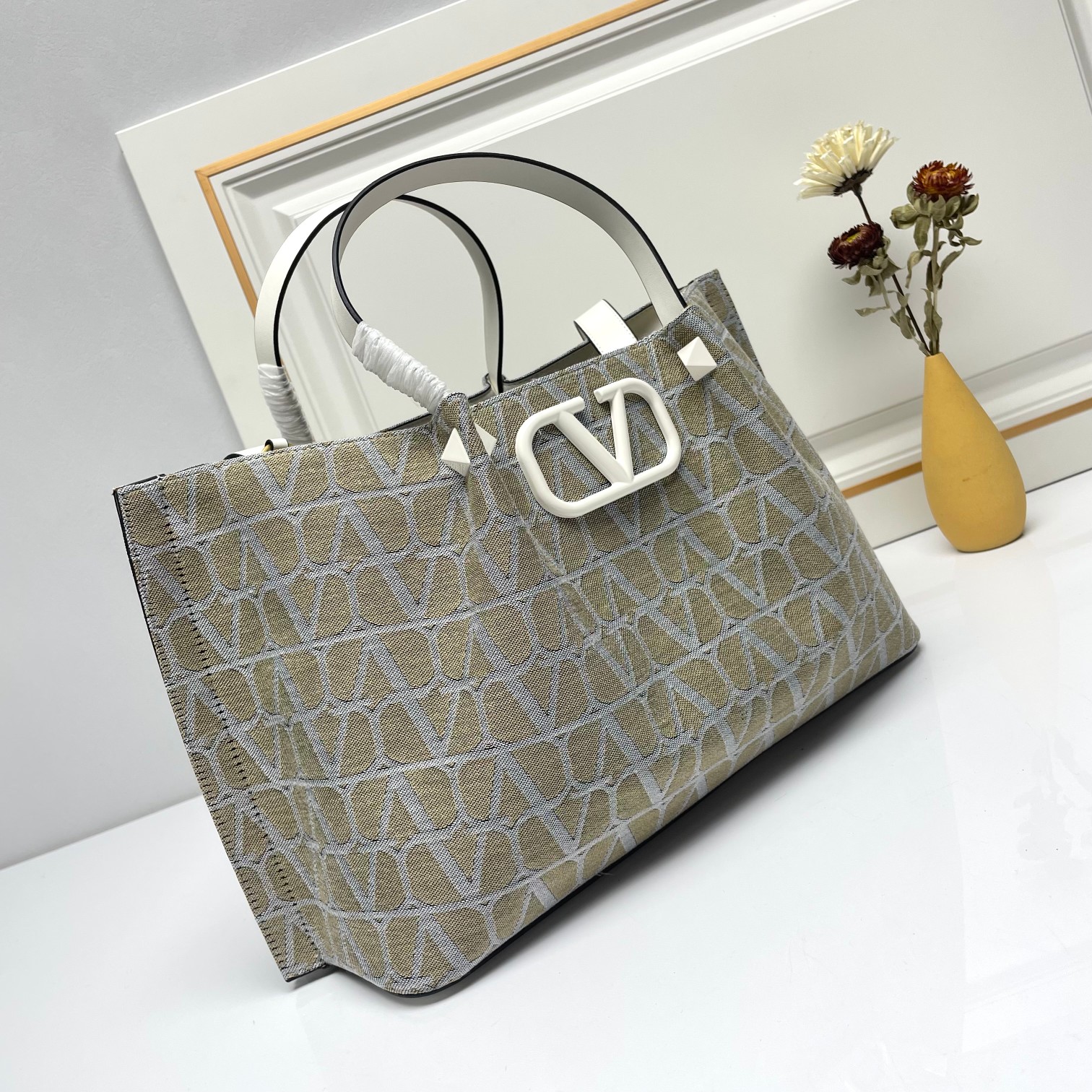大号❤新品Valentino 2024年春夏托特包系列～托特包采用进口布材料交织形成的空隙营造出清透质感