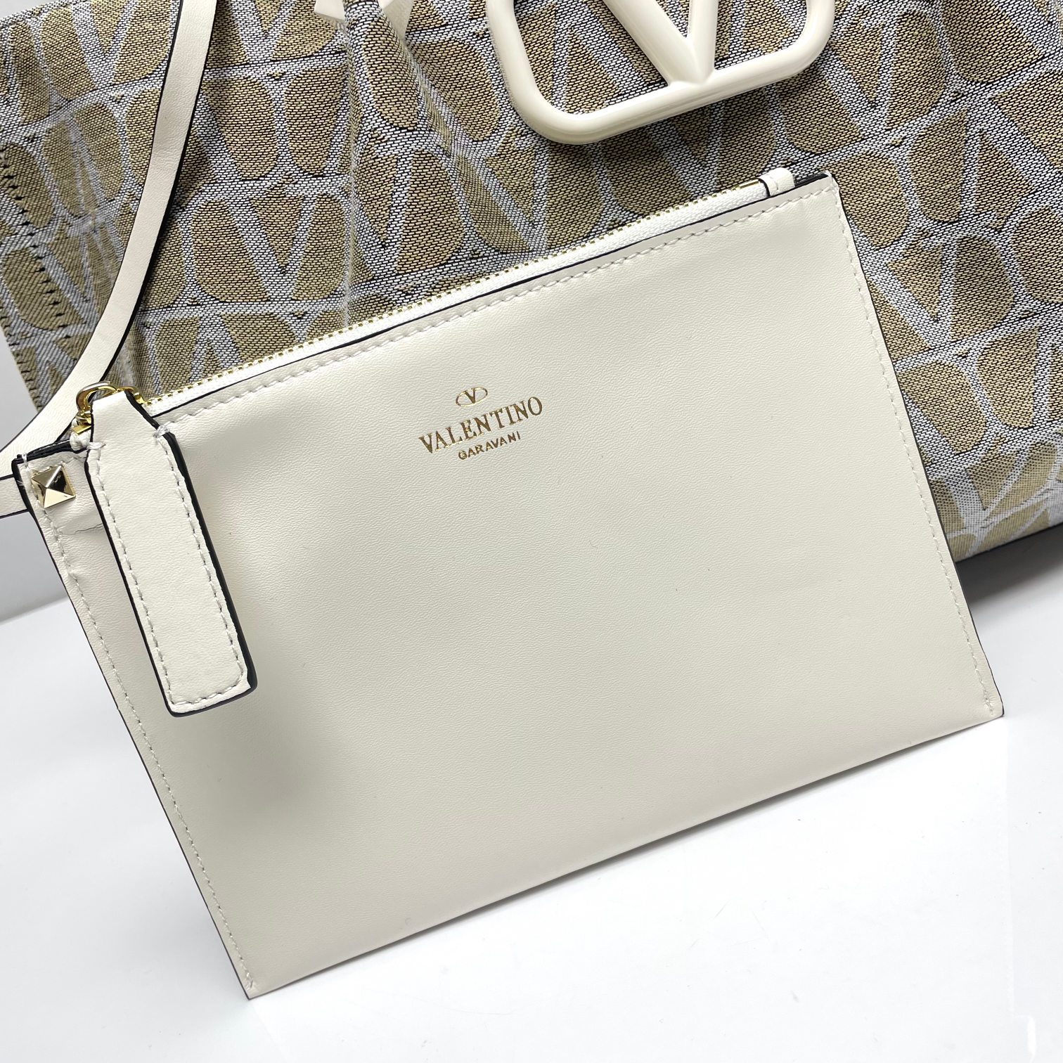 大号❤新品Valentino 2024年春夏托特包系列～托特包采用进口布材料交织形成的空隙营造出清透质感