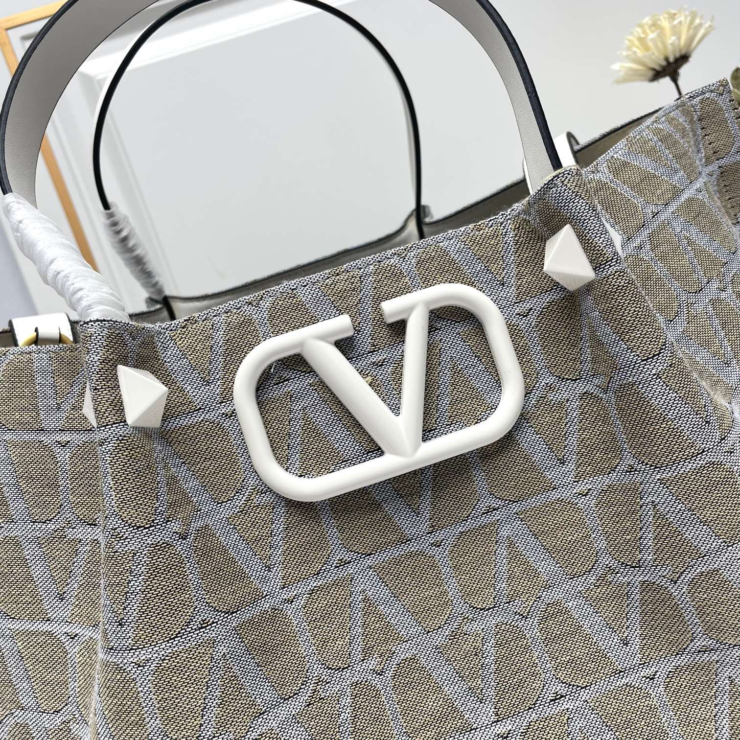 大号❤新品Valentino 2024年春夏托特包系列～托特包采用进口布材料交织形成的空隙营造出清透质感
