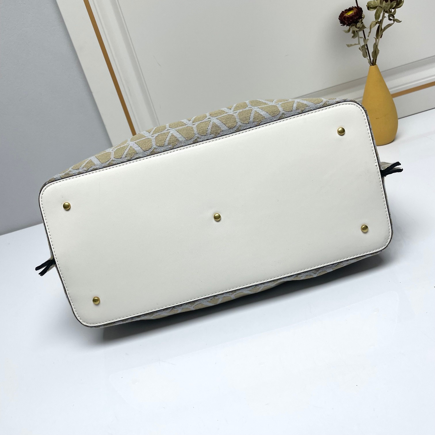 大号❤新品Valentino 2024年春夏托特包系列～托特包采用进口布材料交织形成的空隙营造出清透质感