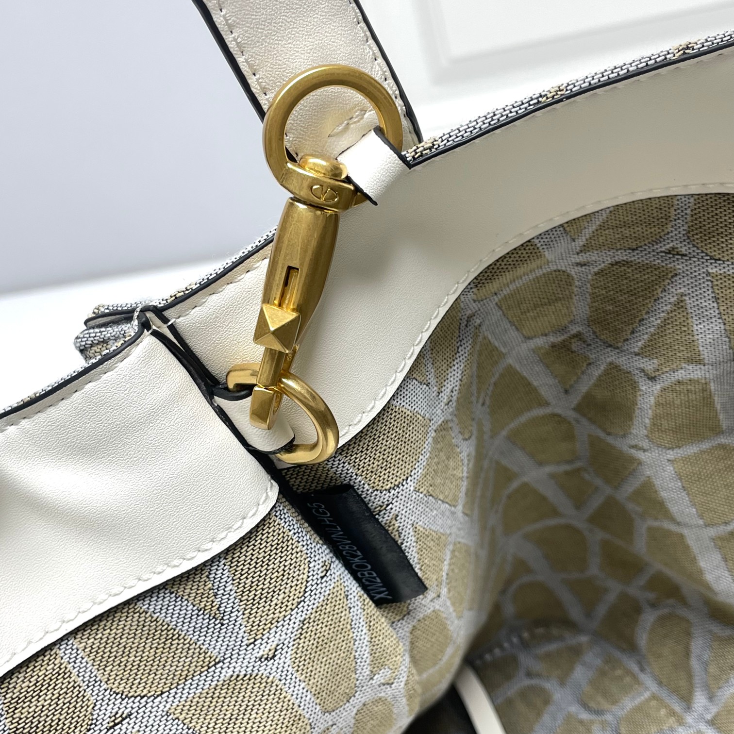 大号❤新品Valentino 2024年春夏托特包系列～托特包采用进口布材料交织形成的空隙营造出清透质感