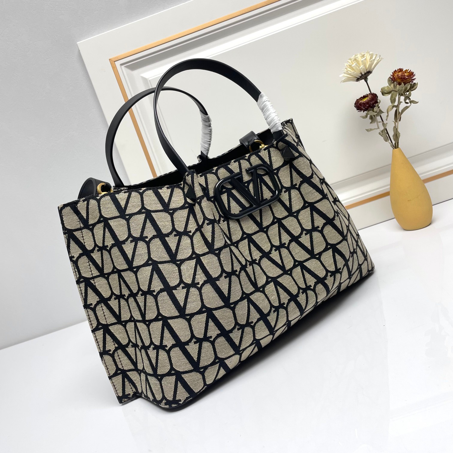 大号❤新品Valentino 2024年春夏托特包系列～托特包采用进口布材料交织形成的空隙营造出清透质感