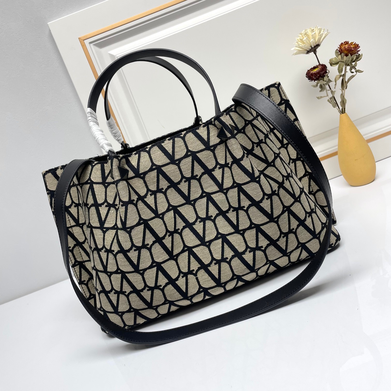 大号❤新品Valentino 2024年春夏托特包系列～托特包采用进口布材料交织形成的空隙营造出清透质感