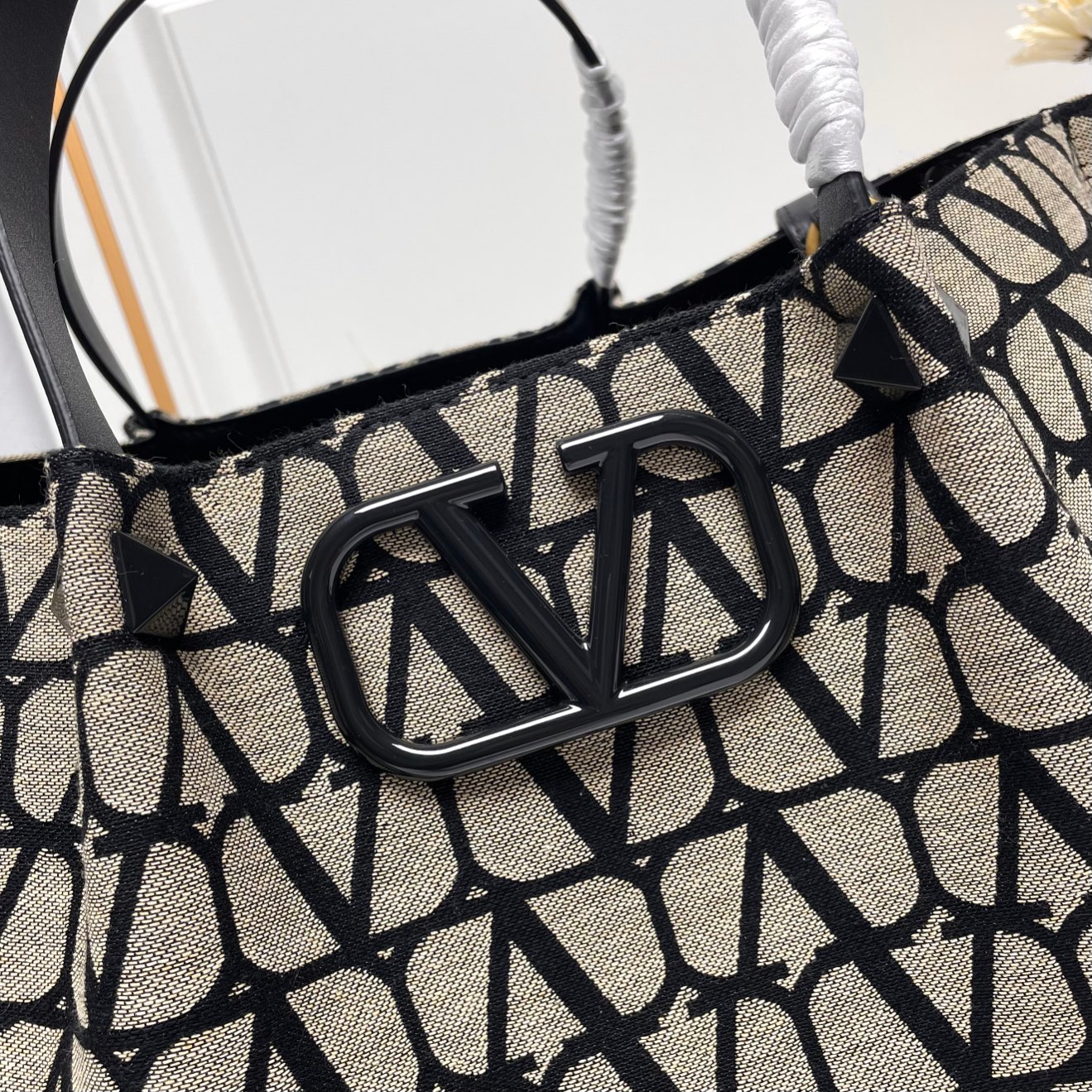 大号❤新品Valentino 2024年春夏托特包系列～托特包采用进口布材料交织形成的空隙营造出清透质感