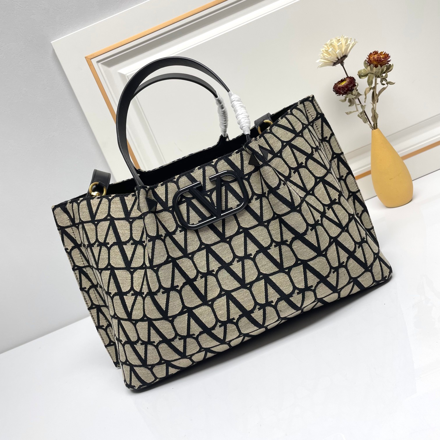 大号❤新品Valentino 2024年春夏托特包系列～托特包采用进口布材料交织形成的空隙营造出清透质感