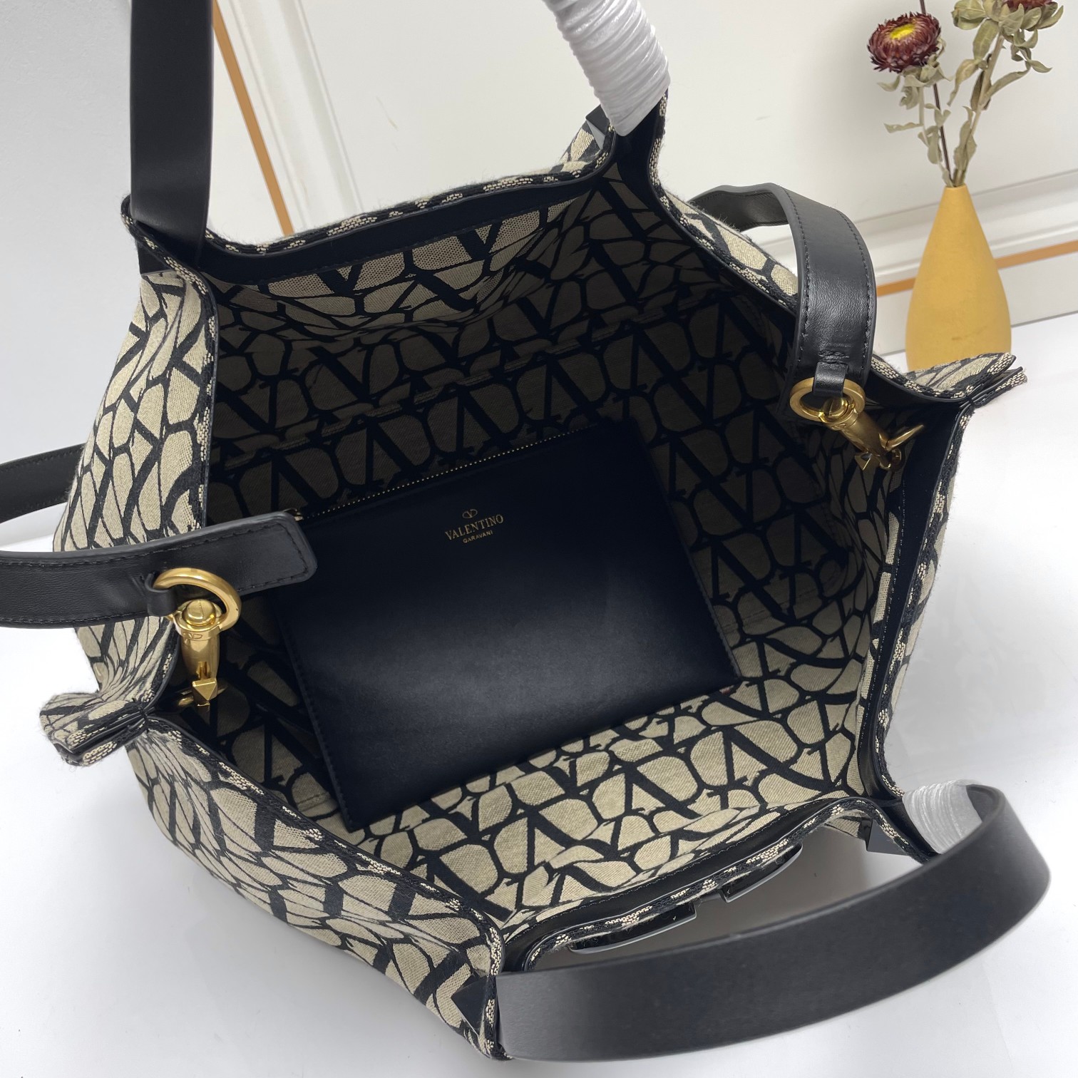 大号❤新品Valentino 2024年春夏托特包系列～托特包采用进口布材料交织形成的空隙营造出清透质感