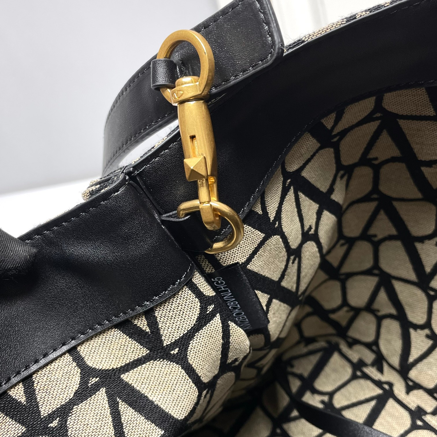 大号❤新品Valentino 2024年春夏托特包系列～托特包采用进口布材料交织形成的空隙营造出清透质感