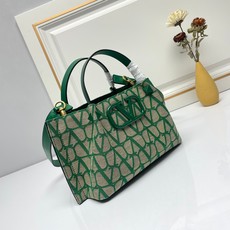 小号❤新品Valentino 2024年春夏托特包系列~托特包采用进口布材料交织形成的空隙营造出清透质感 小号❤新品Valentino 2024年春夏托特包系列~托特包采用进口布材料交织形成的空隙营造出清透质感