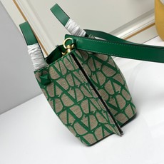 小号❤新品Valentino 2024年春夏托特包系列~托特包采用进口布材料交织形成的空隙营造出清透质感 小号❤新品Valentino 2024年春夏托特包系列~托特包采用进口布材料交织形成的空隙营造出清透质感