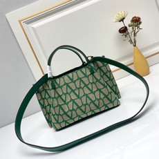 小号❤新品Valentino 2024年春夏托特包系列~托特包采用进口布材料交织形成的空隙营造出清透质感 小号❤新品Valentino 2024年春夏托特包系列~托特包采用进口布材料交织形成的空隙营造出清透质感
