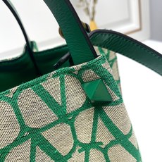 小号❤新品Valentino 2024年春夏托特包系列~托特包采用进口布材料交织形成的空隙营造出清透质感 小号❤新品Valentino 2024年春夏托特包系列~托特包采用进口布材料交织形成的空隙营造出清透质感