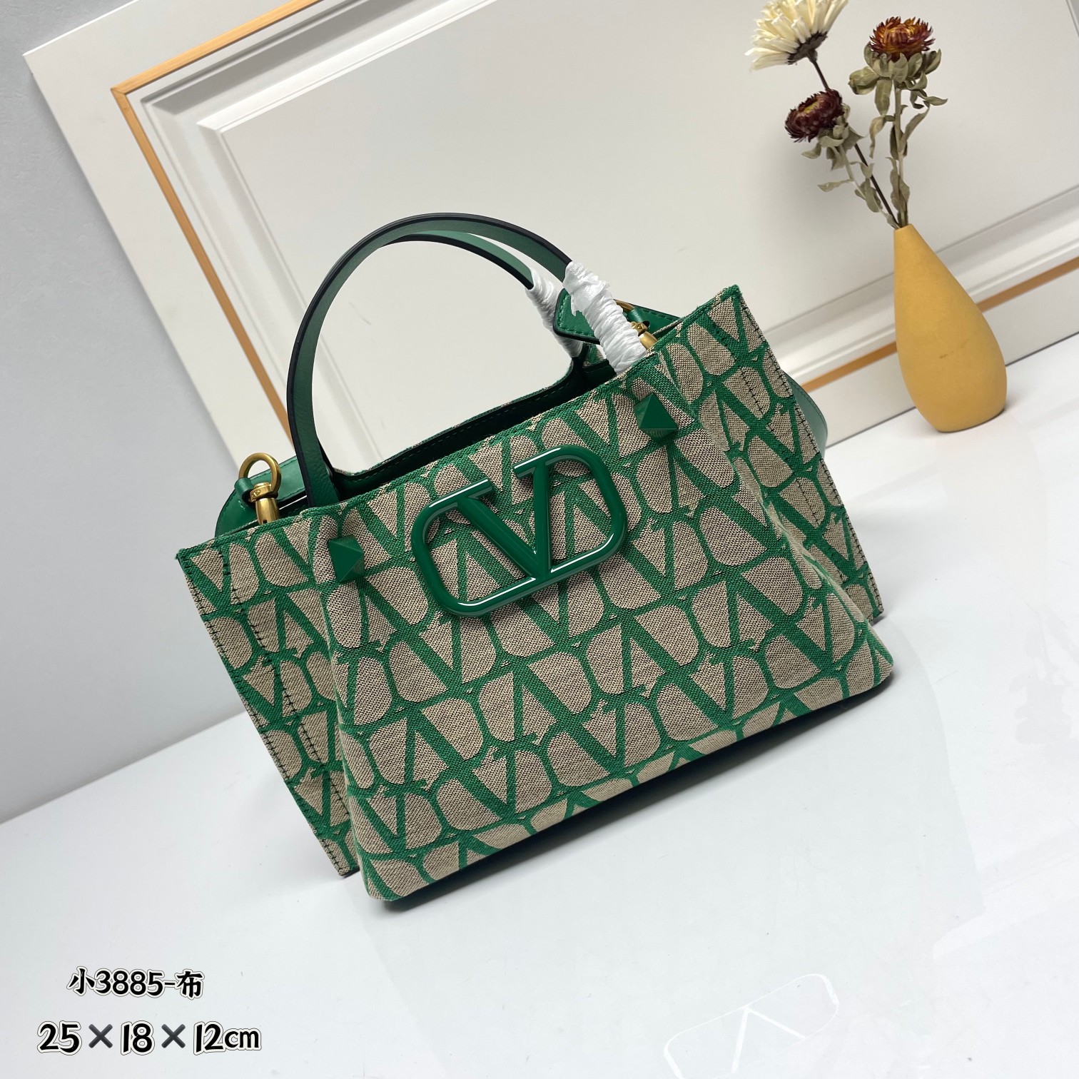 小号❤新品Valentino 2024年春夏托特包系列～托特包采用进口布材料交织形成的空隙营造出清透质感