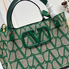 小号❤新品Valentino 2024年春夏托特包系列~托特包采用进口布材料交织形成的空隙营造出清透质感 小号❤新品Valentino 2024年春夏托特包系列~托特包采用进口布材料交织形成的空隙营造出清透质感