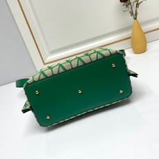 小号❤新品Valentino 2024年春夏托特包系列~托特包采用进口布材料交织形成的空隙营造出清透质感 小号❤新品Valentino 2024年春夏托特包系列~托特包采用进口布材料交织形成的空隙营造出清透质感