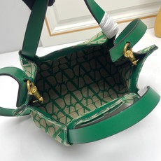 小号❤新品Valentino 2024年春夏托特包系列~托特包采用进口布材料交织形成的空隙营造出清透质感 小号❤新品Valentino 2024年春夏托特包系列~托特包采用进口布材料交织形成的空隙营造出清透质感