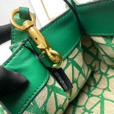 小号❤新品Valentino 2024年春夏托特包系列~托特包采用进口布材料交织形成的空隙营造出清透质感 小号❤新品Valentino 2024年春夏托特包系列~托特包采用进口布材料交织形成的空隙营造出清透质感
