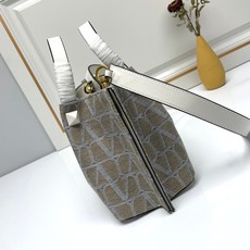 小号❤新品Valentino 2024年春夏托特包系列~托特包采用进口布材料交织形成的空隙营造出清透质感 小号❤新品Valentino 2024年春夏托特包系列~托特包采用进口布材料交织形成的空隙营造出清透质感