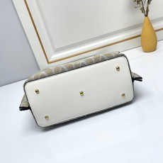 小号❤新品Valentino 2024年春夏托特包系列~托特包采用进口布材料交织形成的空隙营造出清透质感 小号❤新品Valentino 2024年春夏托特包系列~托特包采用进口布材料交织形成的空隙营造出清透质感
