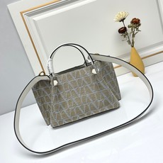 小号❤新品Valentino 2024年春夏托特包系列~托特包采用进口布材料交织形成的空隙营造出清透质感 小号❤新品Valentino 2024年春夏托特包系列~托特包采用进口布材料交织形成的空隙营造出清透质感