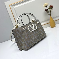 小号❤新品Valentino 2024年春夏托特包系列~托特包采用进口布材料交织形成的空隙营造出清透质感 小号❤新品Valentino 2024年春夏托特包系列~托特包采用进口布材料交织形成的空隙营造出清透质感