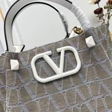 小号❤新品Valentino 2024年春夏托特包系列~托特包采用进口布材料交织形成的空隙营造出清透质感 小号❤新品Valentino 2024年春夏托特包系列~托特包采用进口布材料交织形成的空隙营造出清透质感