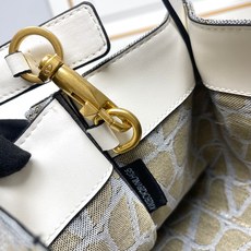 小号❤新品Valentino 2024年春夏托特包系列~托特包采用进口布材料交织形成的空隙营造出清透质感 小号❤新品Valentino 2024年春夏托特包系列~托特包采用进口布材料交织形成的空隙营造出清透质感