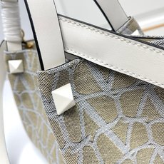 小号❤新品Valentino 2024年春夏托特包系列~托特包采用进口布材料交织形成的空隙营造出清透质感 小号❤新品Valentino 2024年春夏托特包系列~托特包采用进口布材料交织形成的空隙营造出清透质感