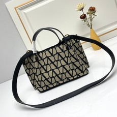 小号❤新品Valentino 2024年春夏托特包系列~托特包采用进口布材料交织形成的空隙营造出清透质感 小号❤新品Valentino 2024年春夏托特包系列~托特包采用进口布材料交织形成的空隙营造出清透质感