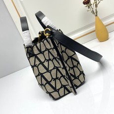 小号❤新品Valentino 2024年春夏托特包系列~托特包采用进口布材料交织形成的空隙营造出清透质感 小号❤新品Valentino 2024年春夏托特包系列~托特包采用进口布材料交织形成的空隙营造出清透质感