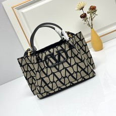 小号❤新品Valentino 2024年春夏托特包系列~托特包采用进口布材料交织形成的空隙营造出清透质感 小号❤新品Valentino 2024年春夏托特包系列~托特包采用进口布材料交织形成的空隙营造出清透质感