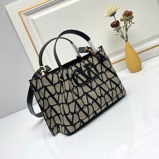 小号❤新品Valentino 2024年春夏托特包系列~托特包采用进口布材料交织形成的空隙营造出清透质感 小号❤新品Valentino 2024年春夏托特包系列~托特包采用进口布材料交织形成的空隙营造出清透质感
