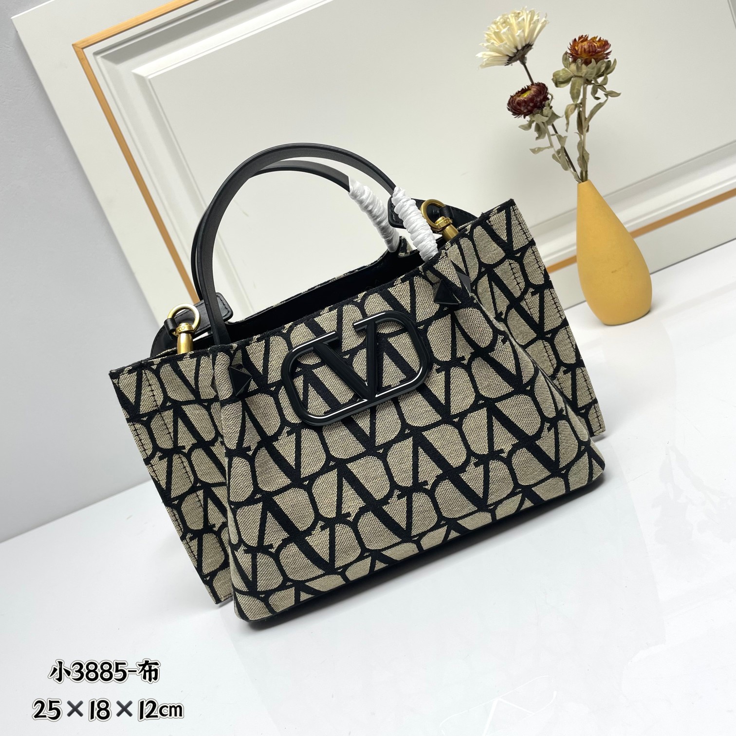 小号❤新品Valentino 2024年春夏托特包系列～托特包采用进口布材料交织形成的空隙营造出清透质感